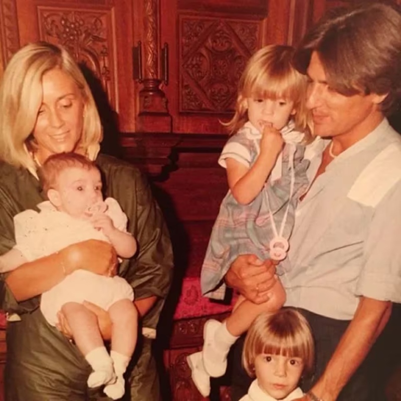  Sergio Denis y Mirta Messi junto a sus hijos, Federico, Bárbara y Victoria