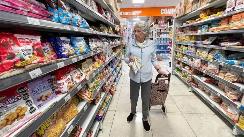 El consumo masivo continúa en retroceso. REUTERS/Agustin Marcarian