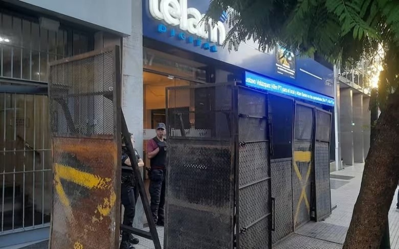 Télam dejó de funcionar y sus edificios amanecieron vallados