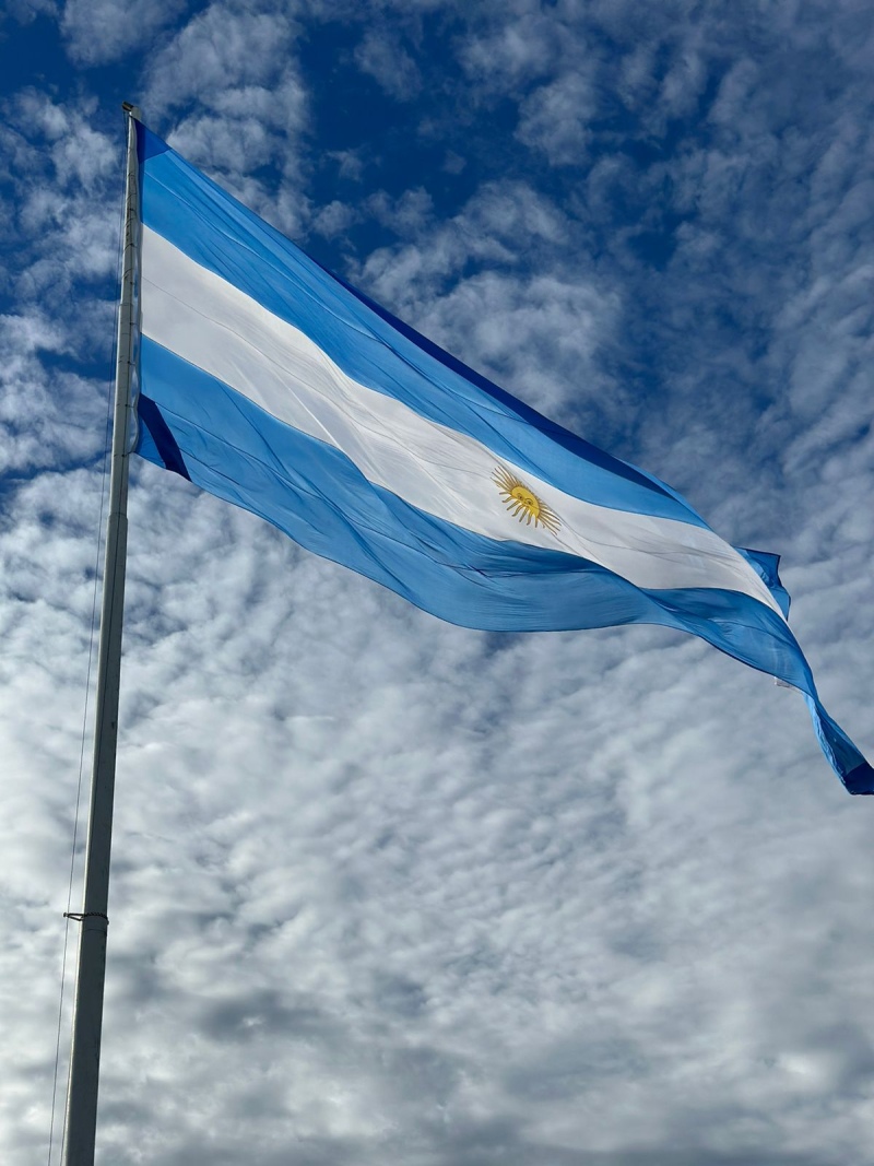 Los veteranos suarenses izaron la bandera nacional en el Bosque de la Gloria