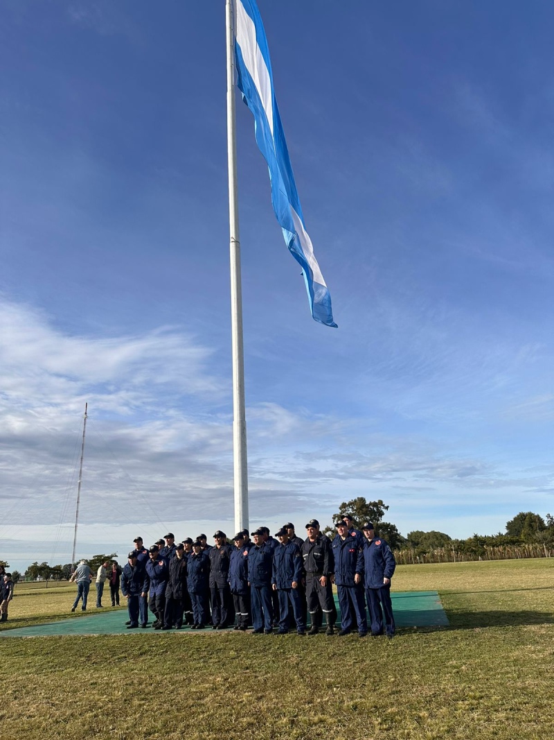 Los veteranos suarenses izaron la bandera nacional en el Bosque de la Gloria