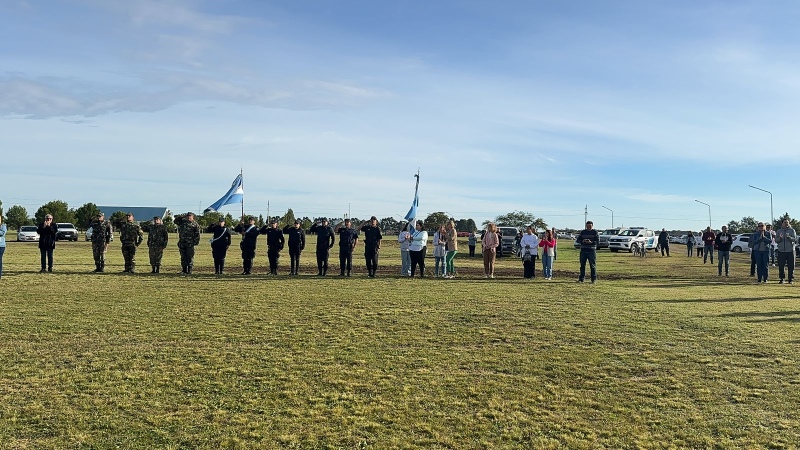 Los veteranos suarenses izaron la bandera nacional en el Bosque de la Gloria