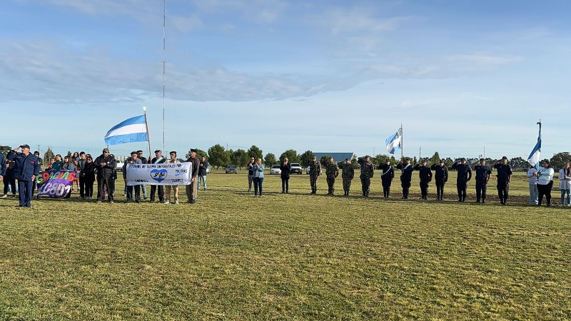 Los veteranos suarenses izaron la bandera nacional en el Bosque de la Gloria