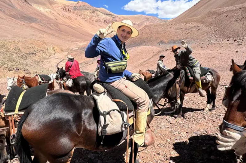 El abuelo que cruzó Los Andes junto a su hijo y su nieto de 13 años: ocho días a caballo y sin celular