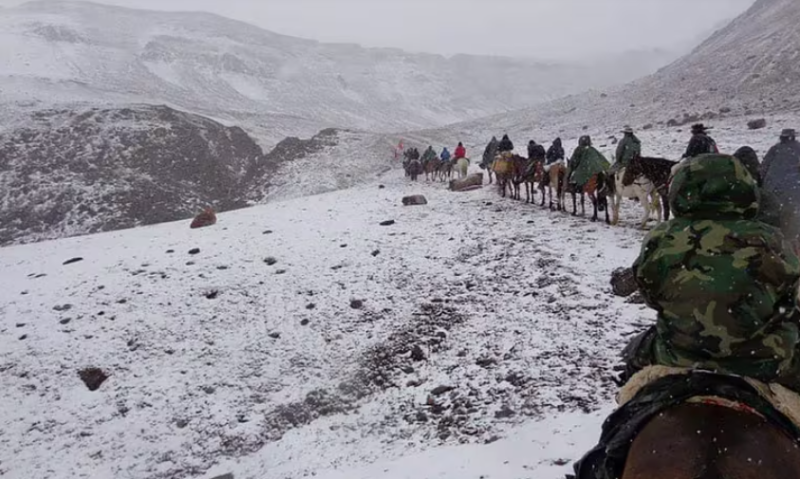 El abuelo que cruzó Los Andes junto a su hijo y su nieto de 13 años: ocho días a caballo y sin celular