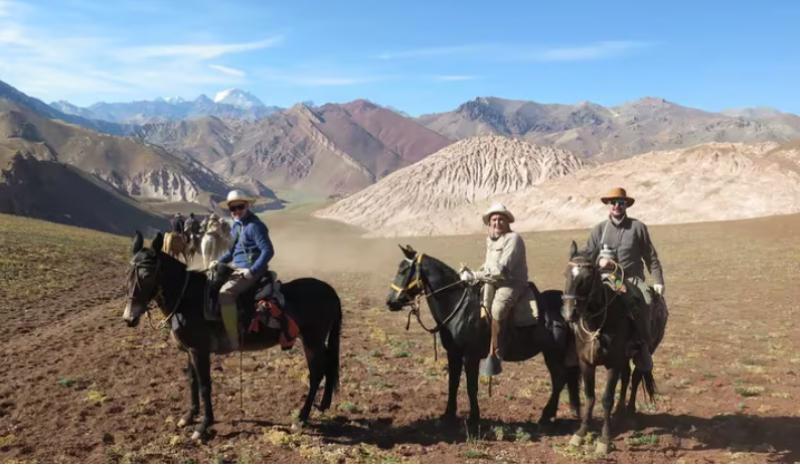 El abuelo que cruzó Los Andes junto a su hijo y su nieto de 13 años: ocho días a caballo y sin celular