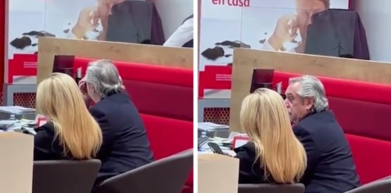 Alberto Fernández, el año pasado, en un banco español en Madrid con Fabiola Yañez donde fue a abrir una cuenta