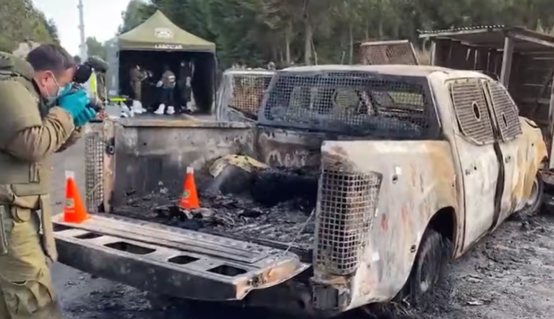 El patrullero de Carabineros incendiado con tres policías adentro