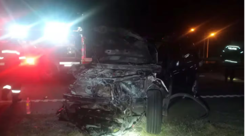 Una Nissan negra impactó en el lado derecho del auto luego de que el último cruzara la ruta.