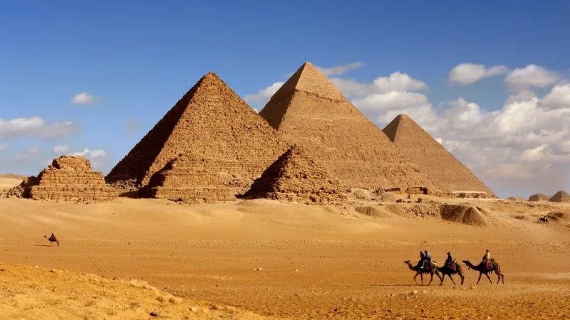  En Egipto, 3000 a.C., se estableció el primer sistema tributario organizado conocido que permitió financiar la construcción de las pirámides (IStock)