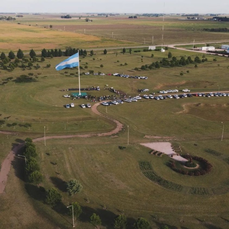 Los veteranos suarenses izaron la bandera nacional en el Bosque de la Gloria