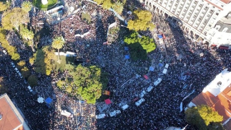 Multitudinaria manifestación en Plaza de Mayo que superó el medio millón de personas.