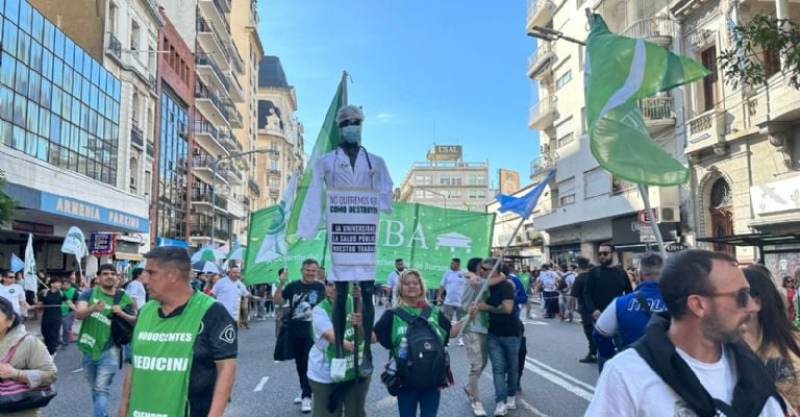  Marcha Nacional Universitaria sobre la Avenida Córdoba, ya en camino al Congreso. Foto: Victoria Urruspuru.