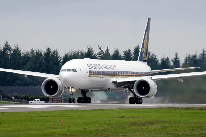 Un avión Boeing 777-312ER de Singapore Airlines se prepara para despegar de Paine Field el martes 17 de septiembre de 2013 en Everett, Washington. Una persona murió a bordo y varias resultaron heridas cuando un avión que viajaba entre Londres y Singapur s