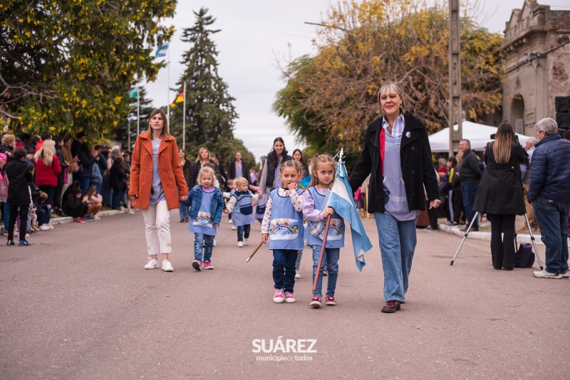 El domingo gris no empañó el bellísimo desfile de Kerb de Pueblo San José