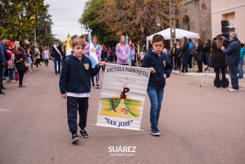 El domingo gris no empañó el bellísimo desfile de Kerb de Pueblo San José