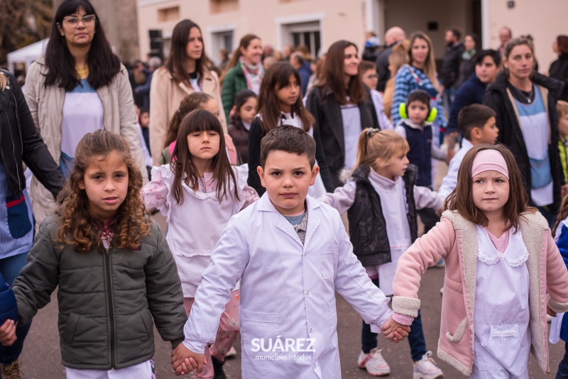 El domingo gris no empañó el bellísimo desfile de Kerb de Pueblo San José