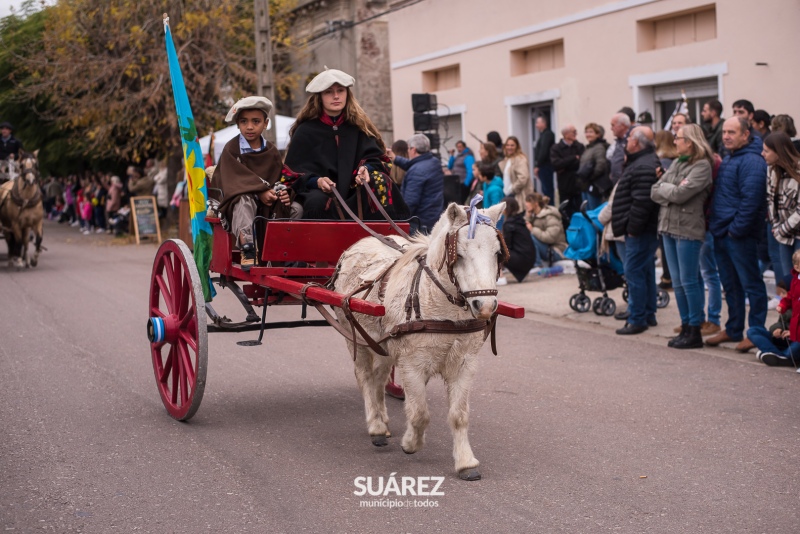 El domingo gris no empañó el bellísimo desfile de Kerb de Pueblo San José