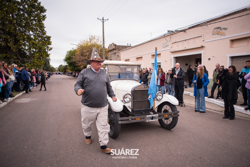 El domingo gris no empañó el bellísimo desfile de Kerb de Pueblo San José