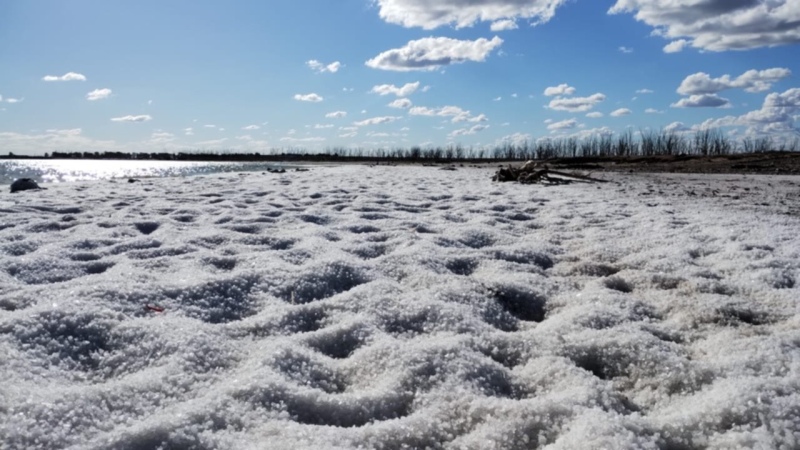 Una maravilla que se repite año a año: la costa del lago Epecuén se tiñó de blanco