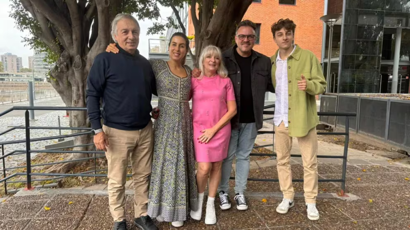  Toda la familia en Puerto Madero: Marcelo (el padre), Agustina, María José (la actual esposa de Marcelo), Federico (el hijo reaparecido) y Franco (el hijo de Marcelo y María José)