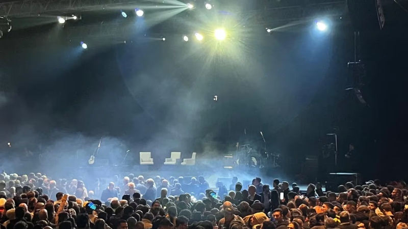 El escenario y el público a la espera de Javier Milei. (Foto: TN)