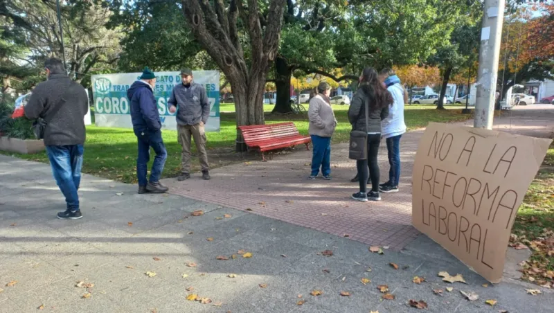 La adhesión al paro fue menor.  los gremios se manifestaron en la plaza San Martín con pocos asistentes