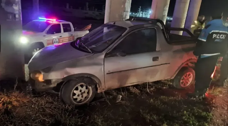 Borracho chocó contra un puente en construcción